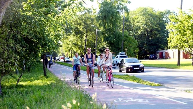 Cilvēki brauc ar velosipēdiem