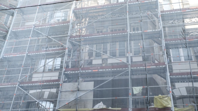 Remontē ēkas fasādi