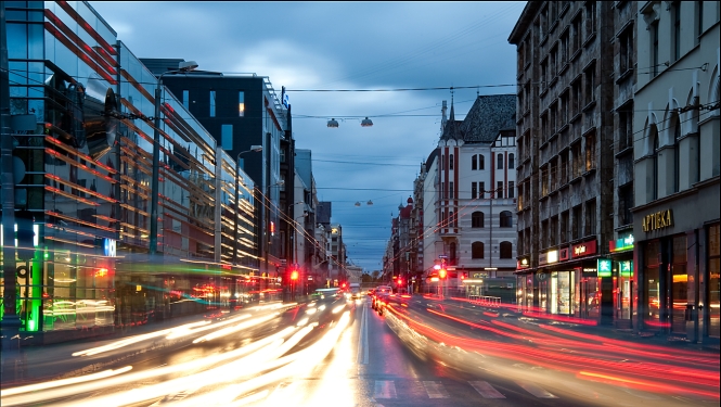 Brīvības iela ar mašīnu gaismām