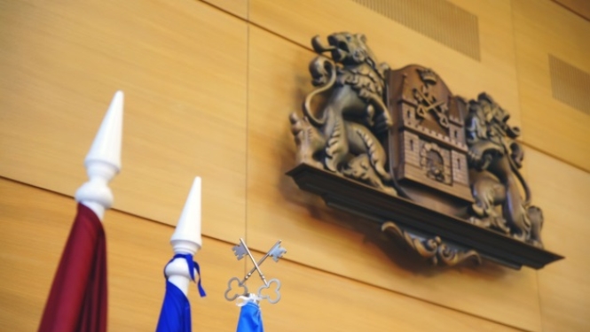 Karogi un Rīgas domes ģerbonis