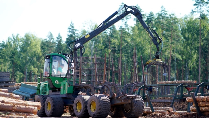 Traktors krauj kokus