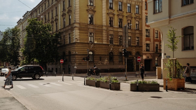 Ielas krustojums ar puķu kastēm