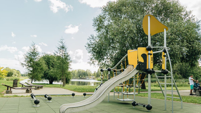 Rotaļu laukums Juglas promenādes galā