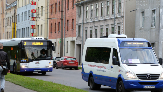 Autobuss un ekspresbuss