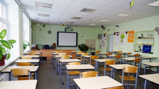 Skolas klase ar galdiem un krēsliem