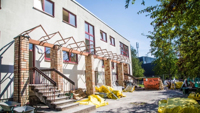 Skolas fasādes remonts, izvietoti būvmateriāli