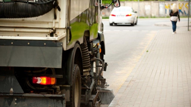 Tīra ielu no smiltīm