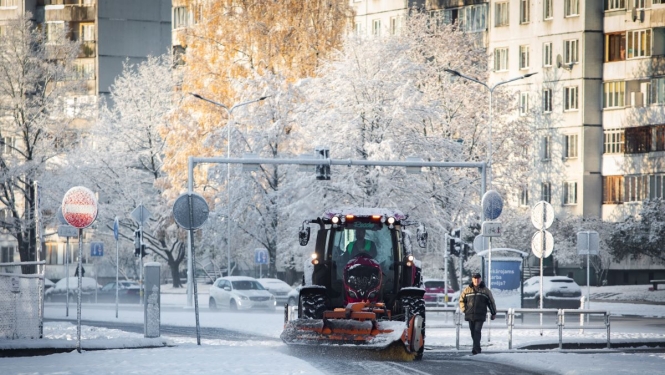 Traktors tīra sniegu