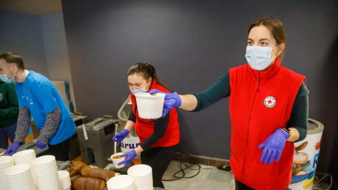 Silta ēdiena izdale