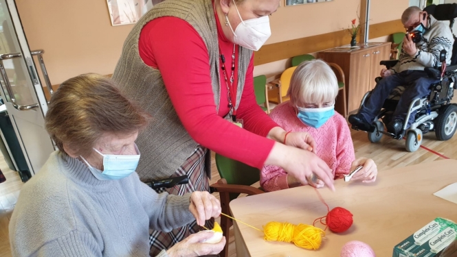 Pansionāta iemītnieki tin dziju kamolos