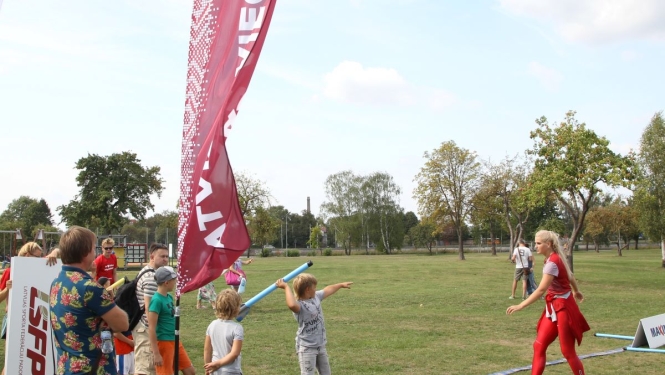 Bērni piedalās stafetē