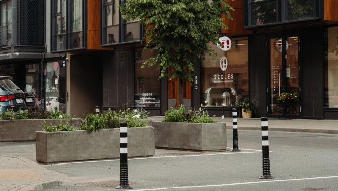 Stabiņi un puķu kastes uz Baznīcas ielas