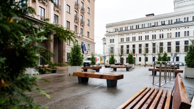 Teātra laukumā soliņi