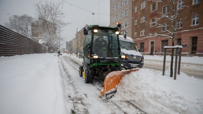 Traktors tīra sniegu