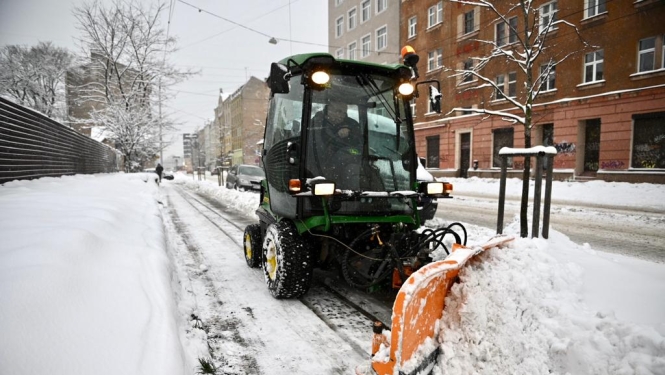 Traktors tīra sniegu
