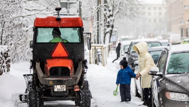 Traktors tīra sniegu