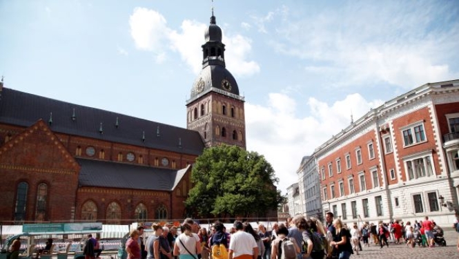 Tūristi Doma laukumā