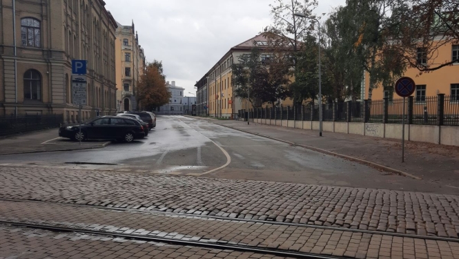 Iela ar automašīnām un tramvaja sliedēm