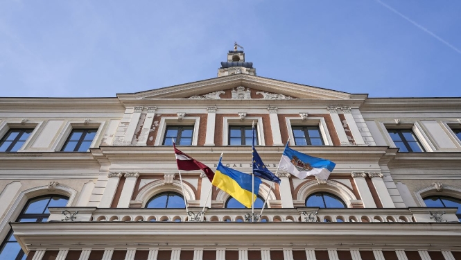 Ukrainas karogs pie Rātsnama
