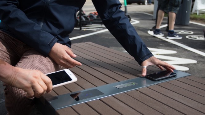 Cilvēki ar mobilajiem telefoniem