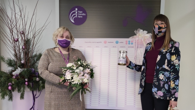 Uzņēmumu reģistrs dāvina Rīgas Dzemdību namam jaundzimušo “reģistru” 
