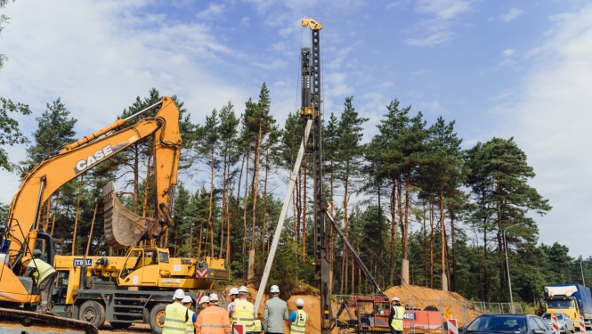 Uzsākta dzelzsbetona pāļu dzīšana satiksmes pārvadam pār dzelzceļa līniju Rīga–Skulte