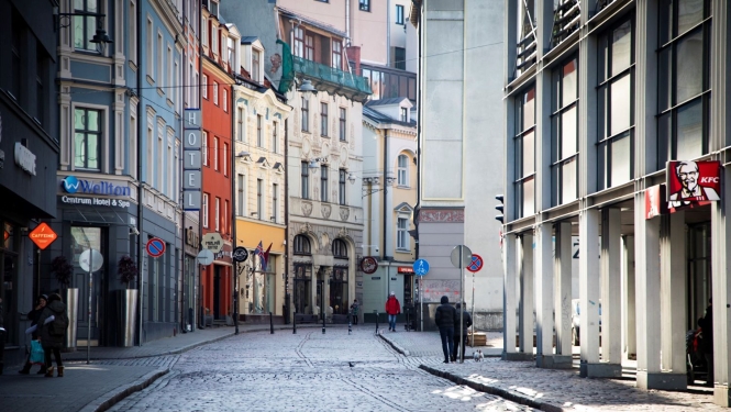 Vecrīgas iela pa kuru pārvietojas cilvēki