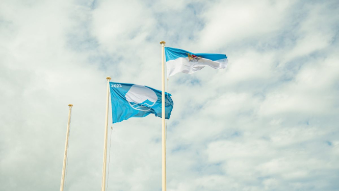 Zilais karogs Vecāķu pludmalē