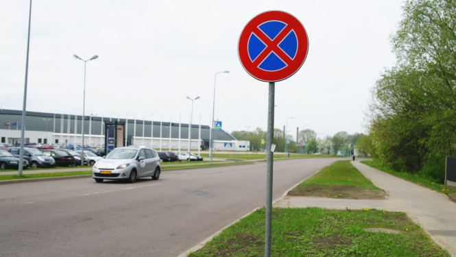 Ceļa zīme apstāties aizliegts