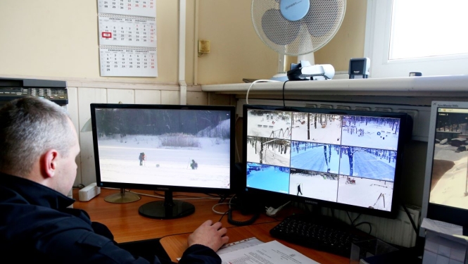 Pašvaldības policijas darbinieks veic videonovērošanu