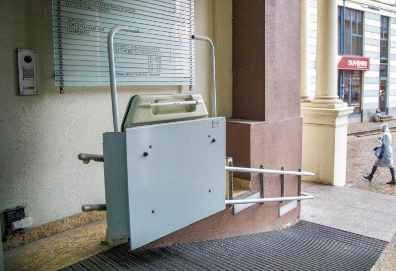 Pacēlājs personām ar kustību traucējumiem, kas pārvietojas ratiņkrēslos