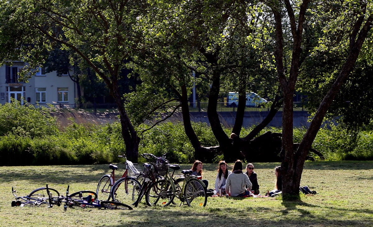 Cilvēki atpūšas pie dabas