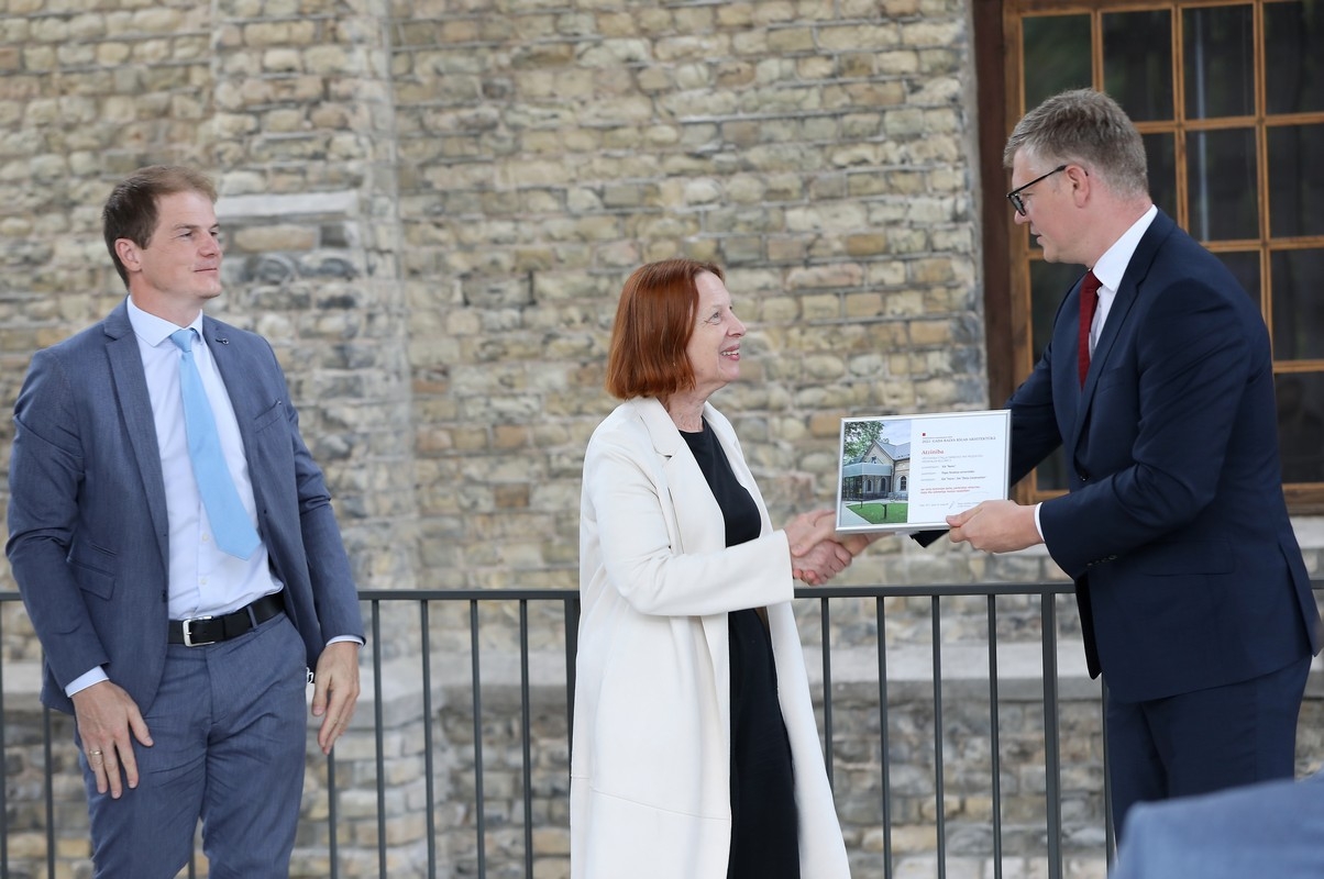 Pasniedz apbalvojumu