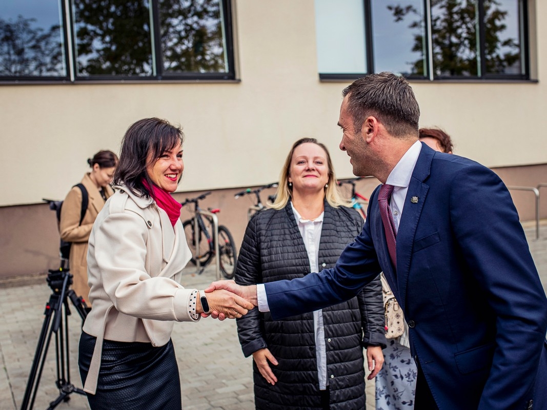 Mārtiņš Staķis sveic izglītības iestāžu darbiniekus