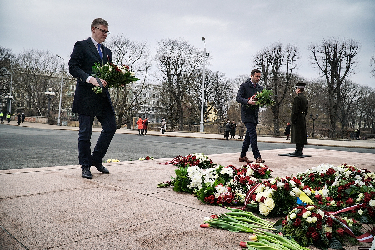 Rīgas domes priekšsēdētājs Mārtiņš Staķis un vicemērs Vilnis Ķirsis noliek ziedus pie Šķirotavas stacijas un Brīvības pieminekļa