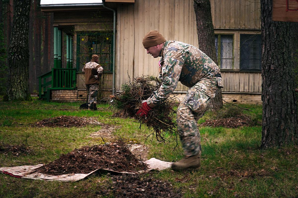 NBS Nodrošinājuma pavēlniecības karavīri sakārto Rīgas pašvaldības Bērnu un jauniešu centra vasaras mītnes teritoriju Baltezerā