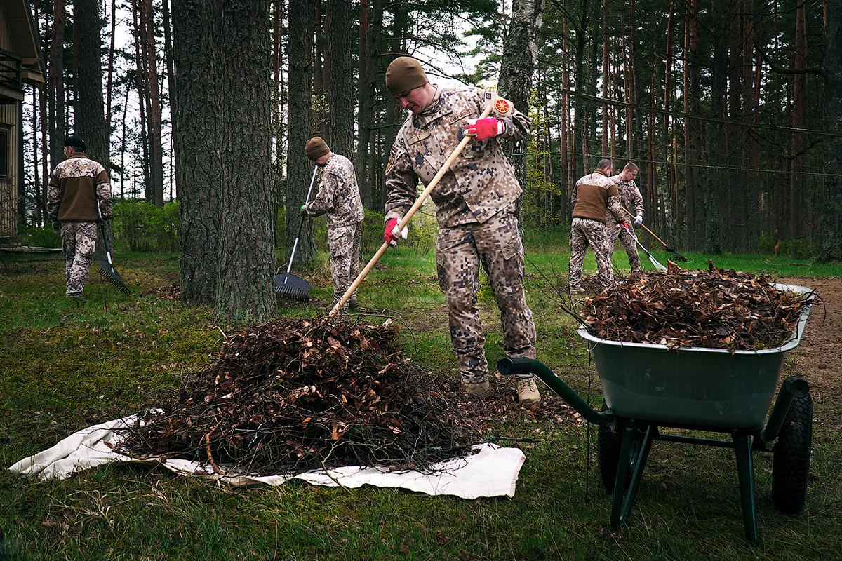 NBS Nodrošinājuma pavēlniecības karavīri sakārto Rīgas pašvaldības Bērnu un jauniešu centra vasaras mītnes teritoriju Baltezerā