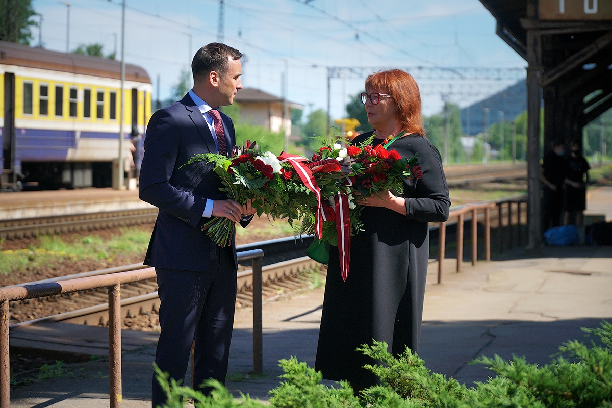 Rīgas domes priekšsēdētājs Mārtiņš Staķis un deputāte, filmas “Sibīrijas bērni” režisore Dzintra Geka-Vaska