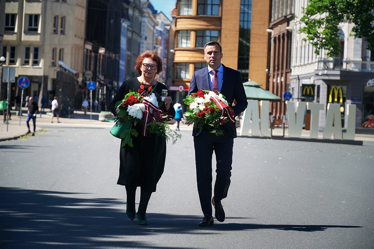 Rīgas domes priekšsēdētājs Mārtiņš Staķis un deputāte, filmas “Sibīrijas bērni” režisore Dzintra Geka-Vaska