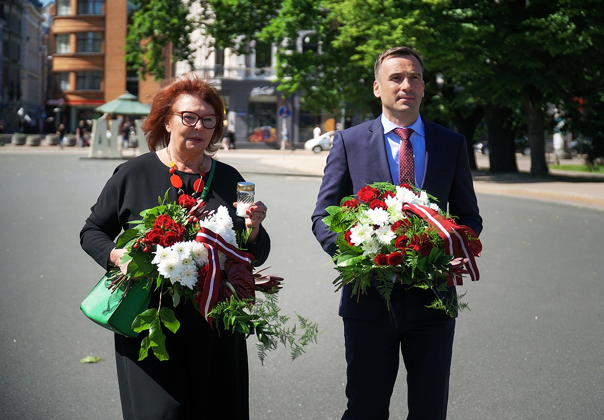 Rīgas domes priekšsēdētājs Mārtiņš Staķis un deputāte, filmas “Sibīrijas bērni” režisore Dzintra Geka-Vaska