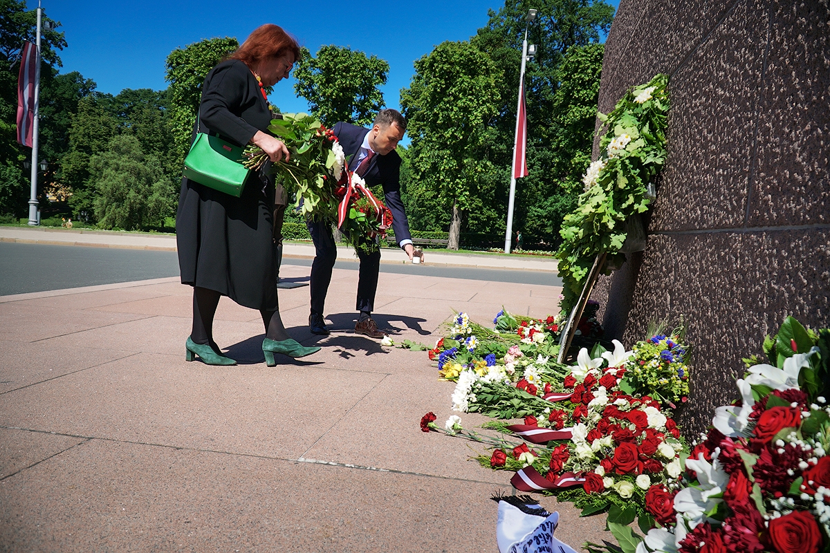 Rīgas domes priekšsēdētājs Mārtiņš Staķis un deputāte, filmas “Sibīrijas bērni” režisore Dzintra Geka-Vaska