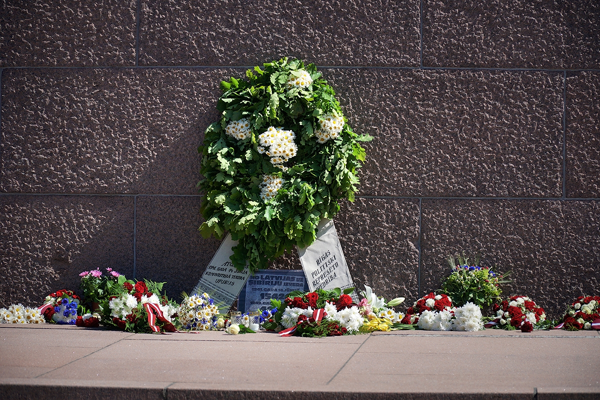 Ziedi pie Brīvības pieminekļa