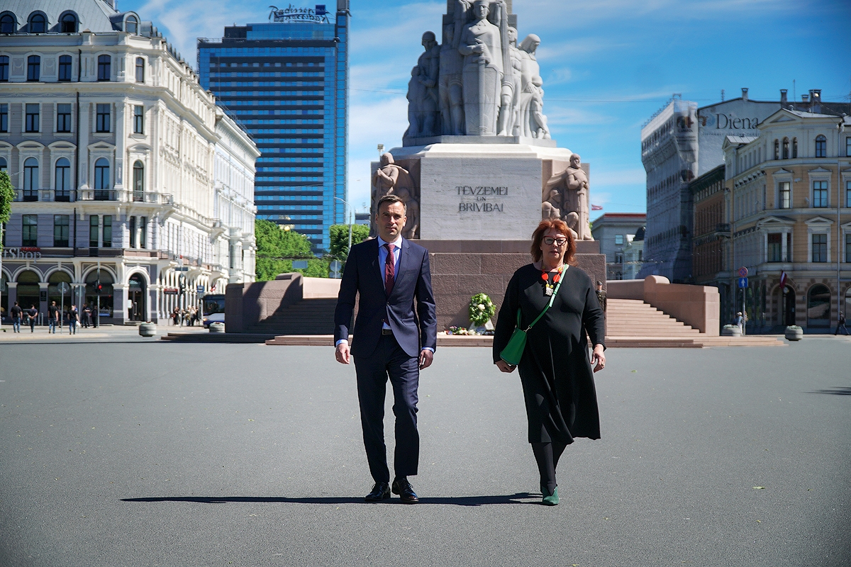 Rīgas domes priekšsēdētājs Mārtiņš Staķis un deputāte, filmas “Sibīrijas bērni” režisore Dzintra Geka-Vaska