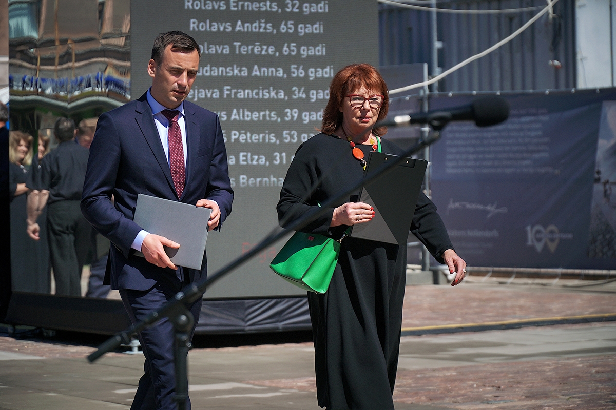 Rīgas domes priekšsēdētājs Mārtiņš Staķis un deputāte, filmas “Sibīrijas bērni” režisore Dzintra Geka-Vaska