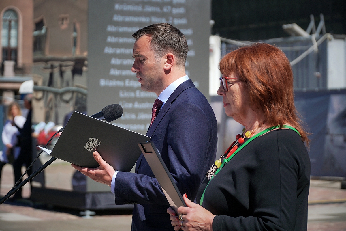Rīgas domes priekšsēdētājs Mārtiņš Staķis un deputāte, filmas “Sibīrijas bērni” režisore Dzintra Geka-Vaska