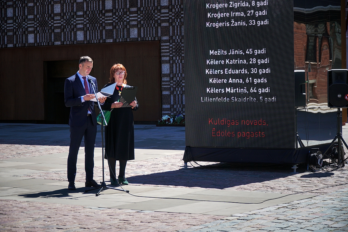 Rīgas domes priekšsēdētājs Mārtiņš Staķis un deputāte, filmas “Sibīrijas bērni” režisore Dzintra Geka-Vaska