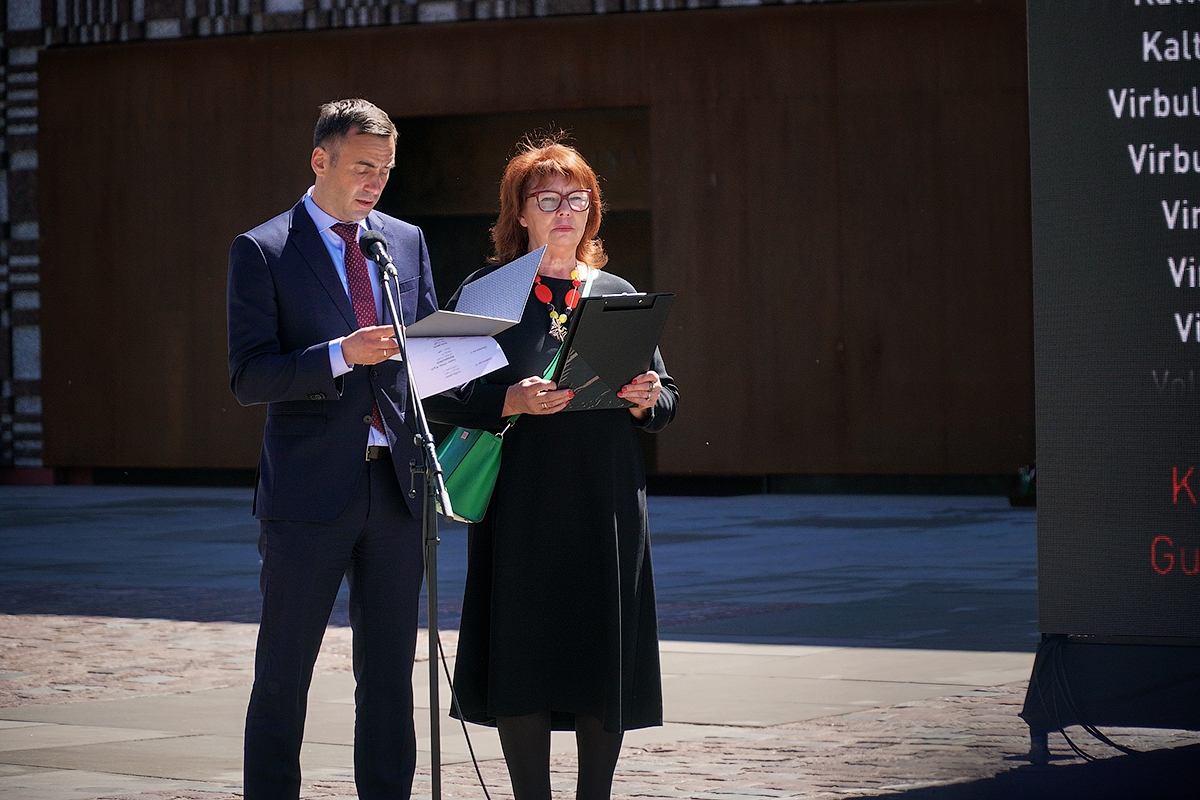 Rīgas domes priekšsēdētājs Mārtiņš Staķis un deputāte, filmas “Sibīrijas bērni” režisore Dzintra Geka-Vaska