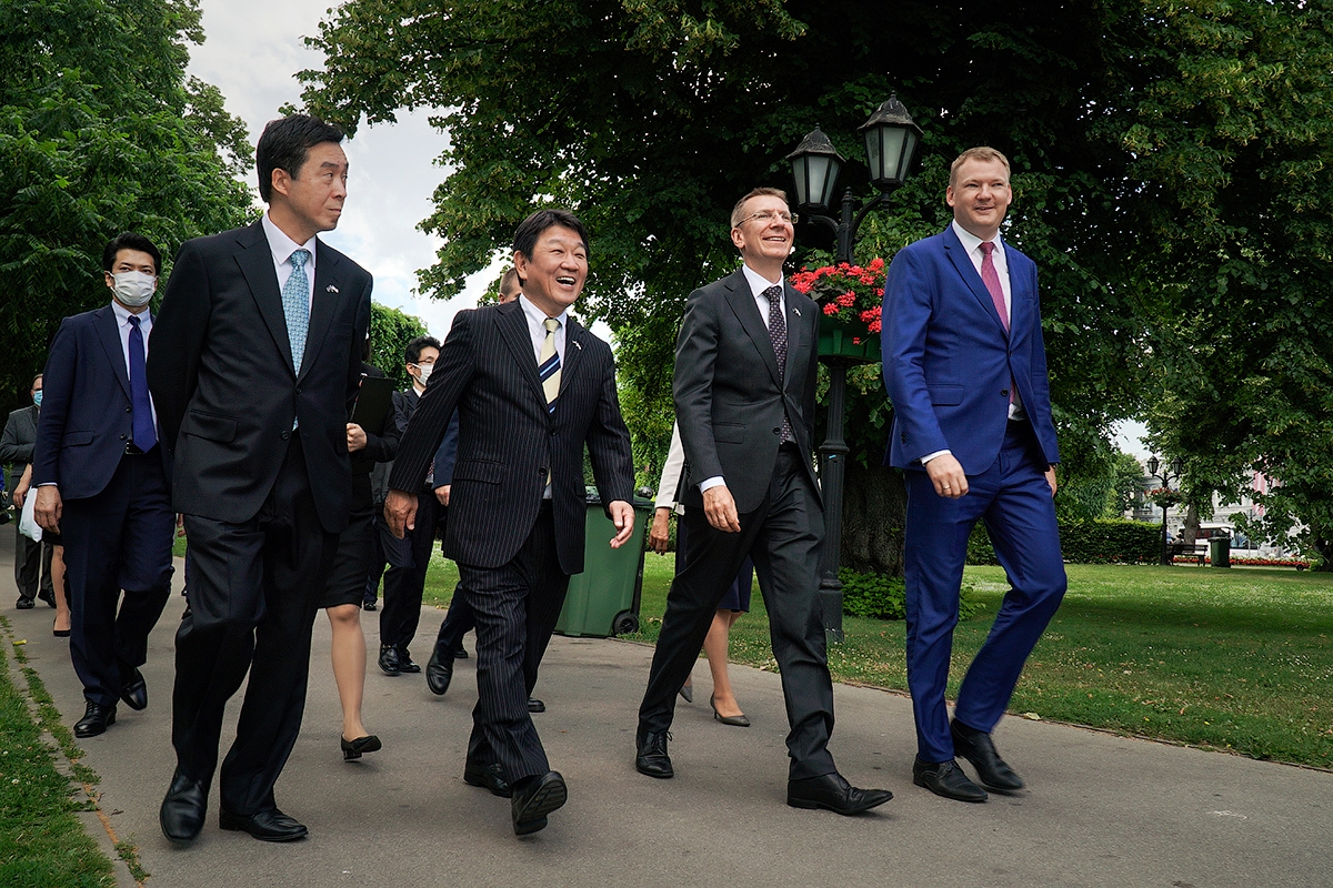 Japānas ārlietu ministrs Tošimicu Motegi, Rīgas domes priekšsēdētāja pienākumu izpildītāju Edvards Smiltēns un Latvijas ārlietu ministru Edgars Rinkēvičs