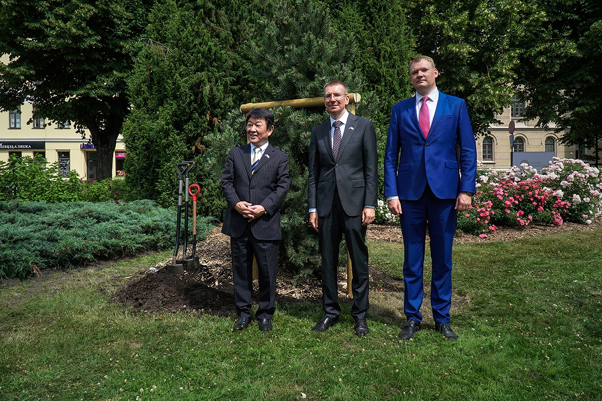 Japānas ārlietu ministrs Tošimicu Motegi, Rīgas domes priekšsēdētāja pienākumu izpildītāju Edvards Smiltēns un Latvijas ārlietu ministru Edgars Rinkēvičs