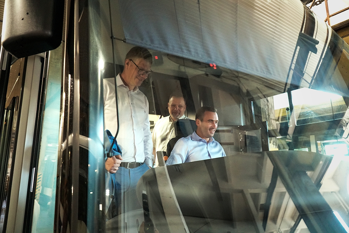 Cilvēki sēž pie sabiedriskā transporta stūres